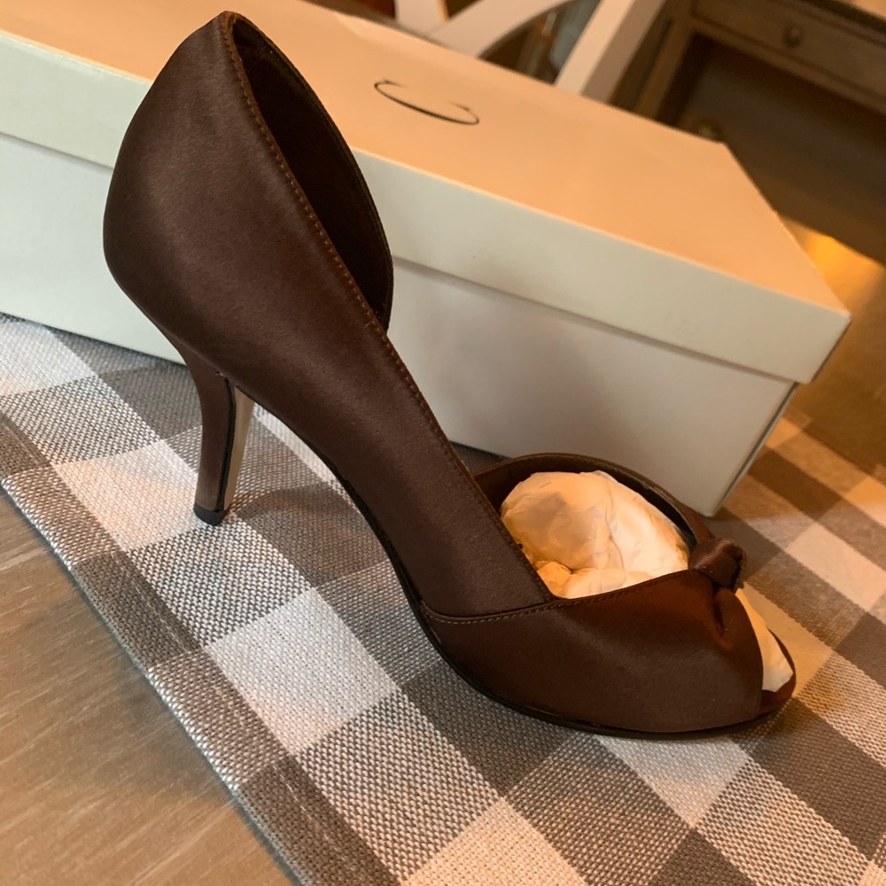 Peep toe heel